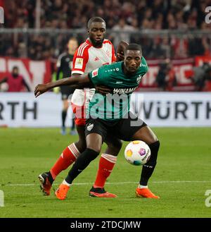München, Deutschland. Dezember 2023. Dayot Upamecano (L) von Bayern München streitet mit Serhou Guirassy von Stuttgart während des Fußballspiels der ersten Bundesliga zwischen Bayern München und dem VfB Stuttgart am 17. Dezember 2023 in München. Quelle: Philippe Ruiz/Xinhua/Alamy Live News Stockfoto