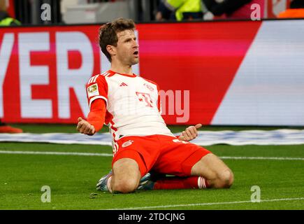 München, Deutschland. Dezember 2023. Thomas Mueller von Bayern München feiert sein Tor, bevor es während des Fußballspiels der Bundesliga zwischen Bayern München und dem VfB Stuttgart in München, Deutschland, am 17. Dezember 2023, nicht als Abseits zugelassen wird. Quelle: Philippe Ruiz/Xinhua/Alamy Live News Stockfoto