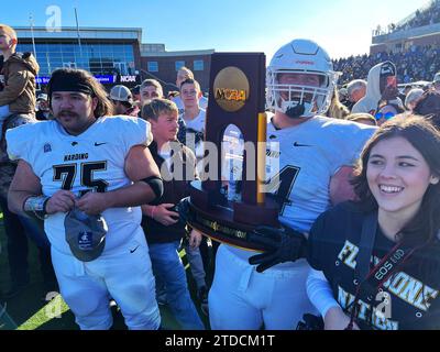 McKinney, Texas, USA. Dezember 2023. McKinney, Texas, USA: Hunter Willis, der Offensive Lineman der Harding University, hält die NCAA Division II Football Champion Trophäe, nachdem sein Team am Samstag, den 16. Dezember 2023, die Colorado School of Mines 38-7 im McKinney ISD Stadium besiegt hatte. In McKinney, Texas, USA (Credit Image: © Javier Vicencio/eyepix via ZUMA Press Wire) NUR REDAKTIONELLE VERWENDUNG! Nicht für kommerzielle ZWECKE! Stockfoto