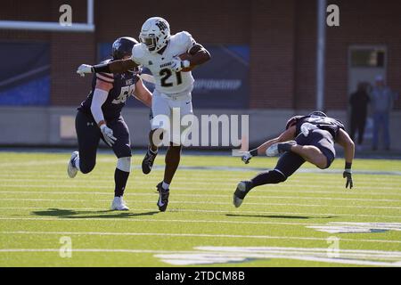 McKinney, Texas, USA. Dezember 2023. 16. Dezember 2023, McKinney, Texas, Vereinigte Staaten: Harding's Running Back Chauncey Martin weicht einem Tackle während der NCAA Division II Football Championship zwischen der Harding University und der Colorado School of Mines aus, die am Samstag, den 16. Dezember 2023 im McKinney ISD Stadium ausgetragen wurde. In McKinney, Texas, USA (Credit Image: © Javier Vicencio/eyepix via ZUMA Press Wire) NUR REDAKTIONELLE VERWENDUNG! Nicht für kommerzielle ZWECKE! Stockfoto