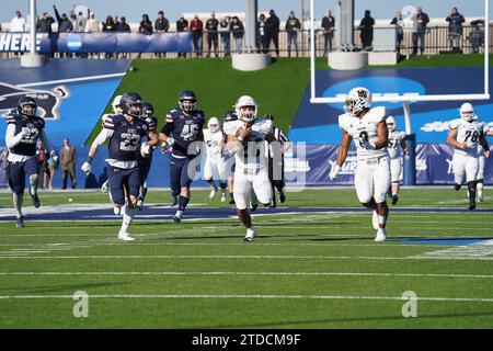 McKinney, Texas, USA. Dezember 2023. 16. Dezember 2023, McKinney, Texas, Vereinigte Staaten: Harding's Running Back Blake Delacruz läuft mit dem Ball während der NCAA Division II Football Championship zwischen der Harding University und der Colorado School of Mines, die am Samstag, den 16. Dezember 2023 im McKinney ISD Stadium ausgetragen wurde. In McKinney, Texas, USA (Credit Image: © Javier Vicencio/eyepix via ZUMA Press Wire) NUR REDAKTIONELLE VERWENDUNG! Nicht für kommerzielle ZWECKE! Stockfoto