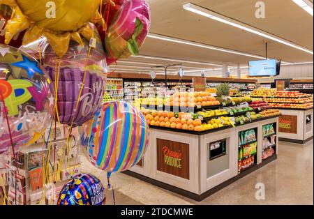 Ballons und Produkte und Sektionen in einem Supermarkt in San Diego, Kalifornien Stockfoto