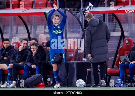 ALKMAAR, NIEDERLANDE - 17. DEZEMBER: Shurandy Sambo (PSV Eindhoven) und Olivier Boscagli (PSV Eindhoven) treten beim Eredivisie-Spiel gegen AZ durch Stockfoto