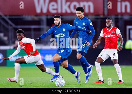 ALKMAAR, NIEDERLANDE - 17. DEZEMBER: Ismael Saibari (PSV Eindhoven) und Ernest Poku (AZ Alkmaar) kämpfen um den Ball während des Eredivisie-Spiels von AZ Stockfoto