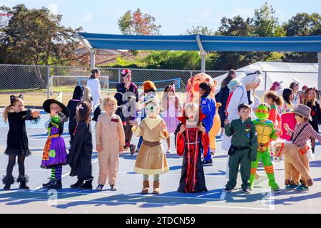 Kinder tragen ihre Halloween-Kostüme während einer Schulparade in San Diego, Kalifornien Stockfoto