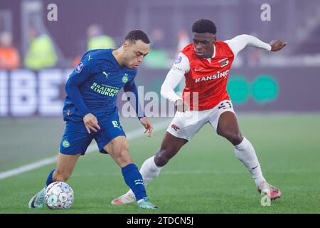 ALKMAAR, NIEDERLANDE - 17. DEZEMBER: Sergino Dest (PSV Eindhoven) und Ernest Poku (AZ Alkmaar) kämpfen um den Ball während des Eredivisie-Spiels von AZ Al Stockfoto