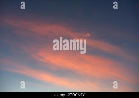 Himmelsersatz der rosa Wolken gegen einen blauen Himmel. Stockfoto