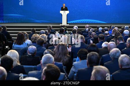 Der russische Präsident Wladimir Putin spricht auf dem Parteitag der Vereinigten Russland in Moskau vor dem Publikum der russische Präsident Wladimir Putin spricht während des Parteitags der Vereinigten Russland in Moskau am 17. Dezember 2023. Foto: Präsident Russlands apaimages Moskau Moskau Russische Föderation 171223 Moscow RPO 009 Copyright: XapaimagesxPresidentxofxRussiaxxapaimagesx Stockfoto