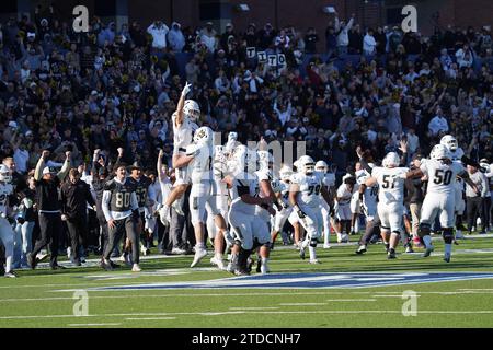 McKinney, Texas, USA. Dezember 2023. 16. Dezember 2023, McKinney, Texas, Vereinigte Staaten: Harding Players feiern ihren Sieg in der NCAA Division II Football Championship, nachdem sie am Samstag, den 16. Dezember 2023, 38-7 gegen die Colorado School of Mines im McKinney ISD Stadium geschlagen haben. In McKinney, Texas, USA (Credit Image: © Javier Vicencio/eyepix via ZUMA Press Wire) NUR REDAKTIONELLE VERWENDUNG! Nicht für kommerzielle ZWECKE! Stockfoto