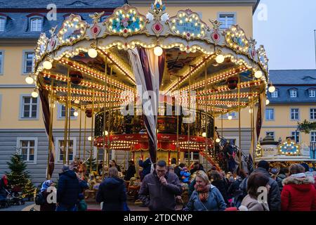 Bonn - 16. Dezember 2023 : Blick auf ein Kinderkarussell auf dem Bonner Weihnachtsmarkt Stockfoto