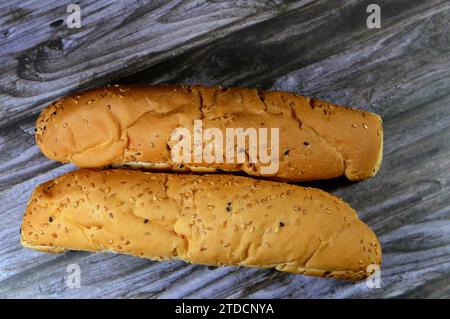 Langes Sesam- und schwarzes Baraka-Brötchen, frisch gebackenes Brot französischer Fino, gefüllt mit herzhaften Füllungen, hergestellt aus Stockfoto