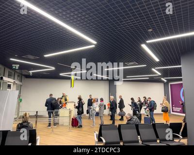 Belgrad, Serbien - 13. august 2023: Passagiere mit Gepäck stehen am Check-in-Schalter am Flughafen an. Seitenansicht Stockfoto