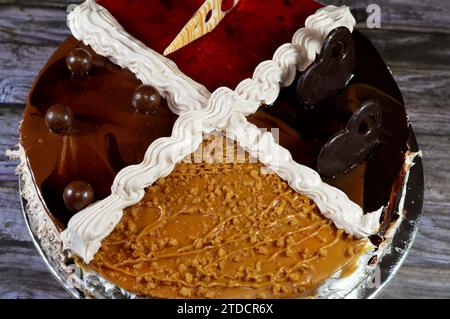 Ein Geburtstagskuchen, vier verschiedene Viertel schaumige Sahne Kuchen für Feiern, Kekse und Sahne, Haselnussschokolade Aufstrich, Beeren, Schokolade, Caram Stockfoto