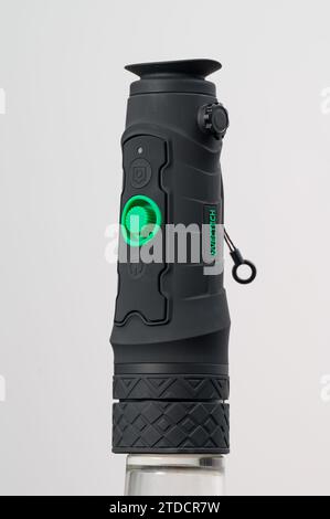 Iwano-Frankiwsk, Ukraine 2. Dezember 2023: Patriot pro nvectech Long Range Monokular isoliert auf weißem Hintergrund. Stockfoto