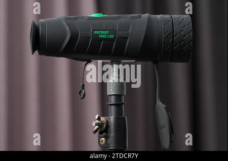 Iwano-Frankiwsk, Ukraine 2. Dezember 2023: Patriot pro nvectech Long Range Monokular isoliert auf grauem Hintergrund. Stockfoto