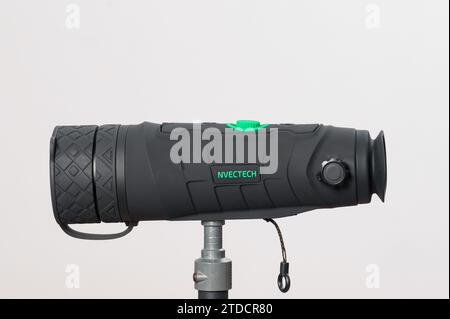 Iwano-Frankiwsk, Ukraine 2. Dezember 2023: Patriot pro nvectech Long Range Monokular isoliert auf weißem Hintergrund. Stockfoto