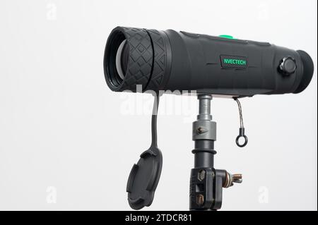 Iwano-Frankiwsk, Ukraine 2. Dezember 2023: Patriot pro nvectech Long Range Monokular isoliert auf weißem Hintergrund. Stockfoto