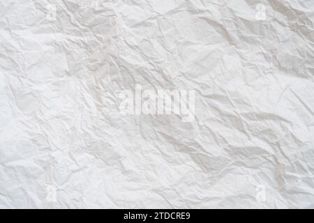 Zerknittertes oder zerknittertes weißes Schablonenpapier oder -Taschentuch nach der Verwendung in Toilette oder Toilette mit großem Kopierraum wird für die Hintergrundtextur in dekorativen Bereichen verwendet Stockfoto