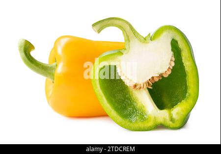 Frische gelbe Glocke oder süße Paprikaschote mit grüner Hälfte ist auf weißem Hintergrund mit Schnittpfad isoliert. Stockfoto