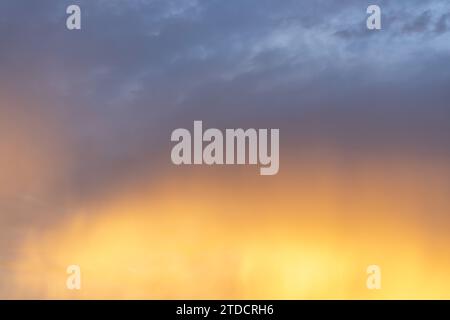 Wunderschöner und seltsamer oranger Himmel am Morgen oder Abend wird für natürliche Hintergrundtextur in dekorativen Kunstwerken verwendet. Stockfoto
