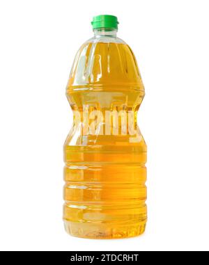 Gelbes Speiseöl in mittelgroßer Kunststoffflasche ist isoliert auf weißem Hintergrund mit Beschneidungspfad. Stockfoto