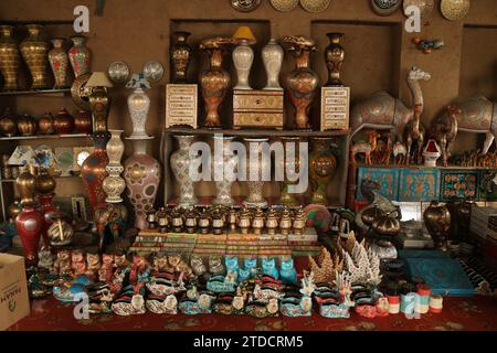 Srinagar Kaschmir, Indien. Dezember 2023. Weihnachtsschmuck steht in der Werkstatt bereit, bevor sie vor den Weihnachtsfeiern in Srinagar auf den Markt geschickt wird. Die Kunsthandwerker sagen, dass die Weihnachtsartikel aus Pappmaché bestehen und auf lokale Märkte verschickt und auch in die USA, Italien, Deutschland, Frankreich, Kanada, Australien und viele andere Teile der Welt. Am 16. Dezember 2023 Wurde Srinagar Kaschmir, Indien, Gegründet. (Kreditbild: © Firdous Nazir/OKULARIS via ZUMA Press Wire) NUR REDAKTIONELLE VERWENDUNG! Nicht für kommerzielle ZWECKE! Stockfoto