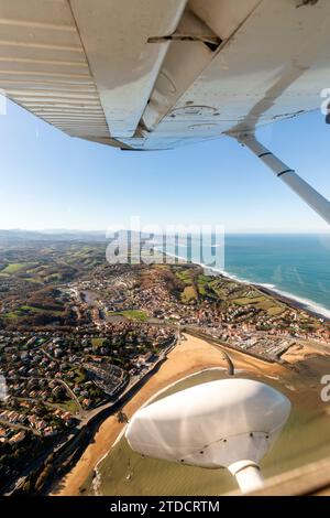 Cessna 172S fliegt über die Bucht von Saint Jean de Luz Stockfoto