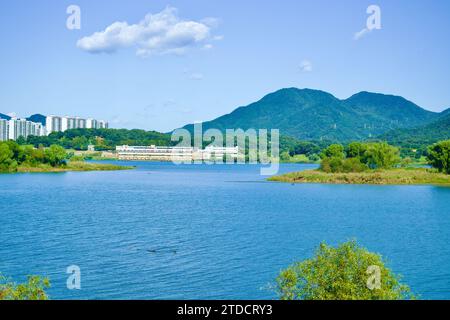 Hanam City, Südkorea - 1. Oktober 2023: Panoramablick über den weiten Han River, mit einer sandigen und grünen Insel vor einer Kulisse von m Stockfoto