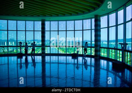 Hanam City, Südkorea - 1. Oktober 2023: Besucher im Oberdeck des Hanam Union Tower genießen einen weiten Blick auf den Misa Boat Race Park Stockfoto