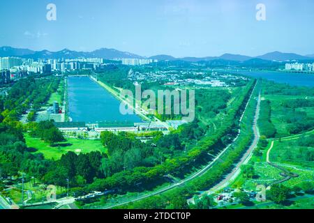 Hanam City, Südkorea - 1. Oktober 2023: Eine breite Luftperspektive vom Hanam Union Tower aus, die die rechteckige La des Misa Boat Race Parks zeigt Stockfoto