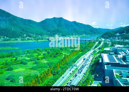 Hanam City, Südkorea - 1. Oktober 2023: Ein beeindruckender Blick vom Hanam Union Tower aus, der die Paldang-Brücke und den Han-Fluss vor den Bergen A einnimmt Stockfoto