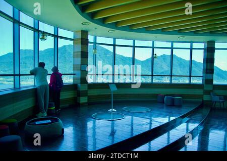 Hanam City, Südkorea - 1. Oktober 2023: Im Inneren der Aussichtsplattform des Hanam Union Tower bewundern zwei Personen den Panoramablick auf den Yebongsan Mountain Th Stockfoto
