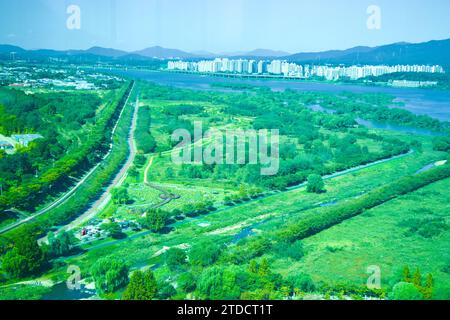 Hanam City, Südkorea - 1. Oktober 2023: Diese weite Aufnahme zeigt die miteinander verflochtenen Fahrrad- und Wanderwege entlang des Hanam Union Tower Stockfoto