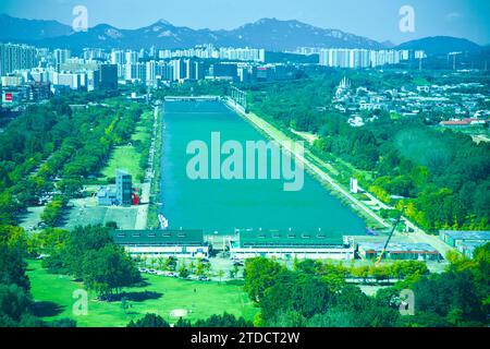 Hanam City, Südkorea - 1. Oktober 2023: Aus der Vogelperspektive vom Hanam Union Tower aus fängt der Misa Boat Race Park ein und zeigt die lange rechteckige Kunst Stockfoto