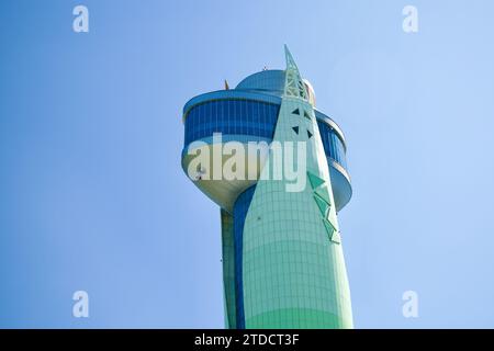 Hanam City, Südkorea - 1. Oktober 2023: Der Gipfel des Hanam Union Tower verfügt über eine mehrstöckige, ovale Aussichtsplattform, die von Glas umgeben und flankiert ist Stockfoto
