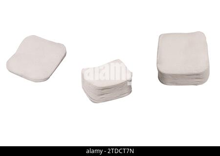 Ein Stapel weißer Baumwollschwämme, isoliert auf weißem Hintergrund. Stockfoto