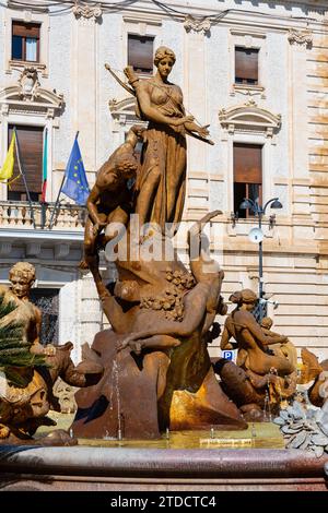 Syrakus, Sizilien, Italien - 16. Februar 2023: Diana-Brunnen und Arethusa mit Alpheus-Denkmal von Giulio Moschetti auf der Piazza Archimede Stockfoto