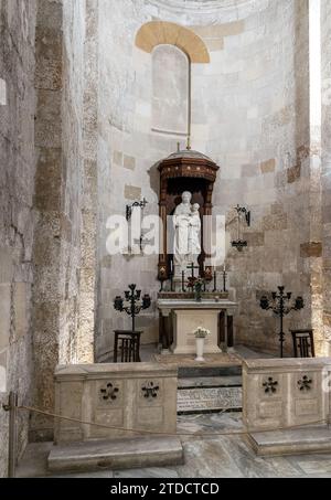 Syrakus, Sizilien, Italien - 16. Februar 2023: Kapelle der Madonna della Neve der Heiligen Maria auf dem Piazza Duomo in Ortigia Stockfoto