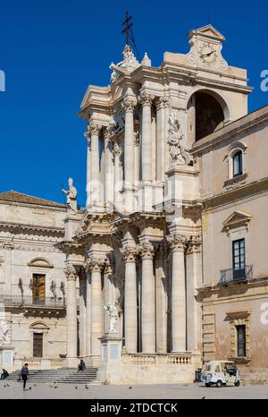 Syrakus, Sizilien, Italien - 16. Februar 2023: Geburtskirche der Heiligen Maria auf dem Piazza Duomo auf der alten Insel Ortigia in der Altstadt von Syrakus Stockfoto