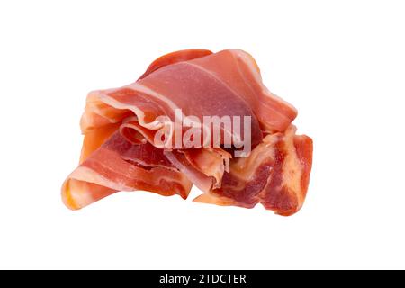 Dünn geschnittener Jamon isoliert auf weißem Hintergrund. Draufsicht. Stockfoto