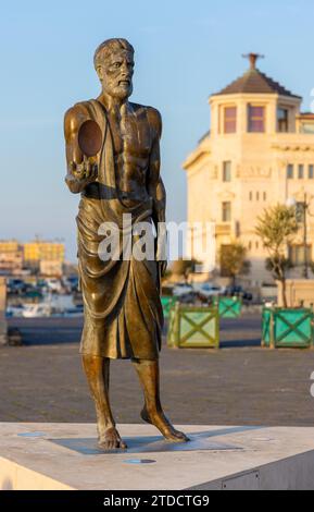 Syrakus, Sizilien, Italien - 16. Februar 2023: Archimedes-Statue von Pietro Marchese mit Stomachion-Projekt auf der Brücke ponte Umbertino auf der Insel Ortigia Stockfoto