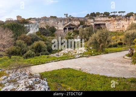 Syrakus, Sizilien, Italien - 16. Februar 2023: Archäologischer Park von Neapolis mit antiken Ruinen mit Latomie del Paradiso, römisches Amphitheater Stockfoto