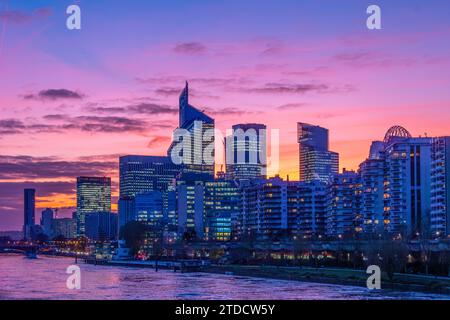 Fernsicht auf moderne Bürogebäude und Wolkenkratzer bei Sonnenuntergang am Ufer der seine im Geschäftsviertel von Paris La Défense, Frankreich Stockfoto