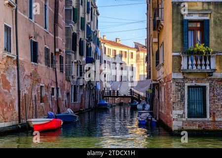 Venedig, Italien - 22. Juni 2023: Brücke am Eingang zum Ghetto Nuevo im Ghetto-Viertel. Stockfoto