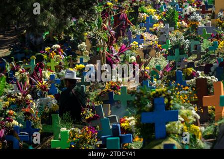 tumbas de colores, celebracion del Dia de muertos en el Cementerio General, Santo Tomás Chichicastenango, República de Guatemala, América Central Stockfoto