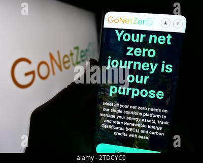 Person, die ein Smartphone hält, mit der Webseite des singapurischen CO2-Unternehmens GoNetZero vor dem Logo. Konzentrieren Sie sich auf die Mitte des Telefondisplays. Stockfoto