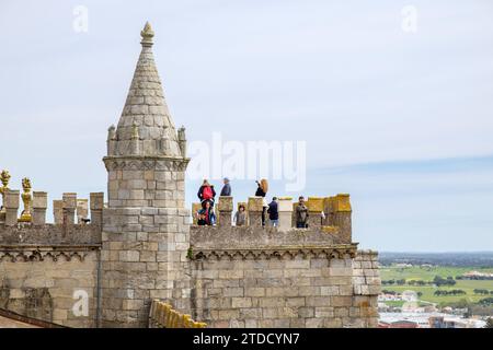 Turistas en la terraza Superior, catedral de Evora, Basílica Sé Catedral de Nossa Senhora da Assunção, Evora, Alentejo, Portugal Stockfoto