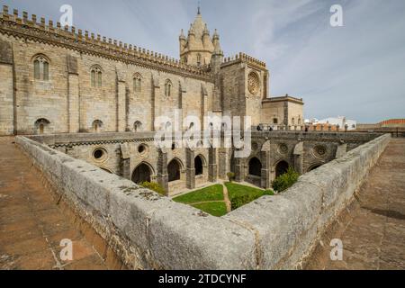 Turistas en la terraza Superior, catedral de Evora, Basílica Sé Catedral de Nossa Senhora da Assunção, Evora, Alentejo, Portugal Stockfoto