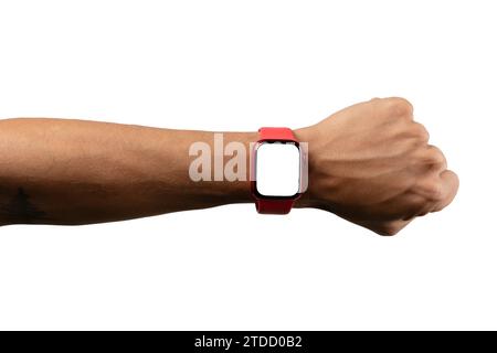 Schwarzer männlicher Arm trägt und zeigt rote Smartwatch mit leerem Bildschirm Stockfoto