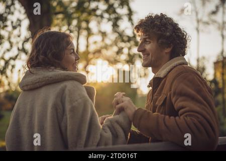 Glückliches, liebevolles Paar, das ihre Zeit im Park genießt. Stockfoto